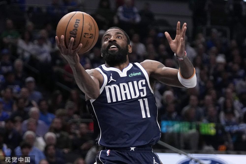 队友将球从 队友将球从